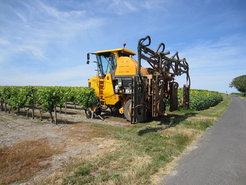 een sulfateermachine van een boer die ik aansprak en vroeg wat hij aan het doen was
