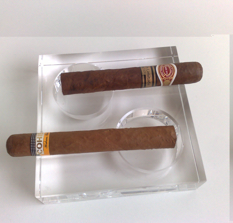 Asbak met Cohiba Siglo 6 en RyJ Limitada 2009.jpg